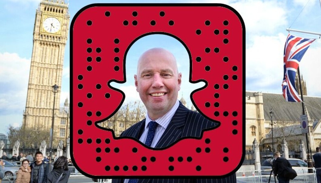 Dersom du tar opp telefonen din, åpner Snapchat og tar en snap av dette bildet, vil du automatisk legge til Jan Erik Mustad - med brukernavn UiAMustad - som venn. (Foto: UiA) Dersom du tar opp telefonen din, åpner Snapchat og tar en snap av dette bildet, vil du automatisk legge til Jan Erik Mustad - med brukernavn UiAMustad - som venn. (Foto: UiA)