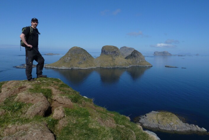 -Røst er ikke bare ei øy. Her er jeg på toppen av Hernyken. (Foto: Ole Wiggo Røstad) -Røst er ikke bare ei øy. Her er jeg på toppen av Hernyken. (Foto: Ole Wiggo Røstad)