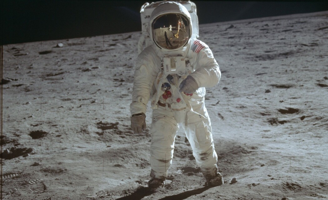 Astronauten Buzz Aldrin som står på månens overflate. Bildet er tatt av astronaut-kollega Neil Armstrong. Astronautene tok blant annet med seg hjem månestøv. (Foto: Neil Armstrong AP / NTB scanpix) Astronauten Buzz Aldrin som står på månens overflate. Bildet er tatt av astronaut-kollega Neil Armstrong. Astronautene tok blant annet med seg hjem månestøv. (Foto: Neil Armstrong AP / NTB scanpix)