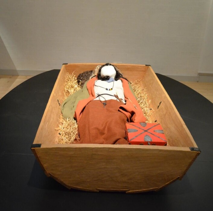 Bildetekst til kvinnegraven: Kvinnen som ble begravet i dødshuset, har hatt høy status. (Foto: Museum Silkeborg) Bildetekst til kvinnegraven: Kvinnen som ble begravet i dødshuset, har hatt høy status. (Foto: Museum Silkeborg)