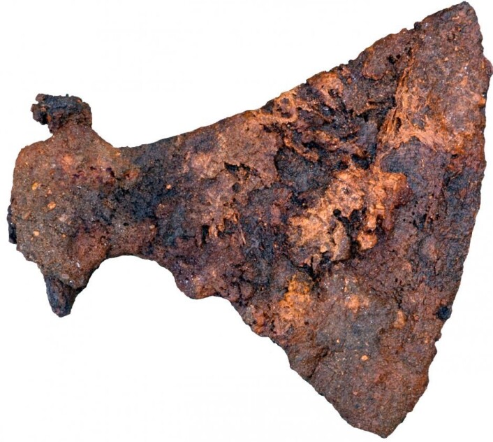 Vikingtidens maskingevær: I den ene mannsgraven lå en kampøks som var fryktet i hele Europa som 'danenes øks'. (Foto: Museum Silkeborg) Vikingtidens maskingevær: I den ene mannsgraven lå en kampøks som var fryktet i hele Europa som 'danenes øks'. (Foto: Museum Silkeborg)