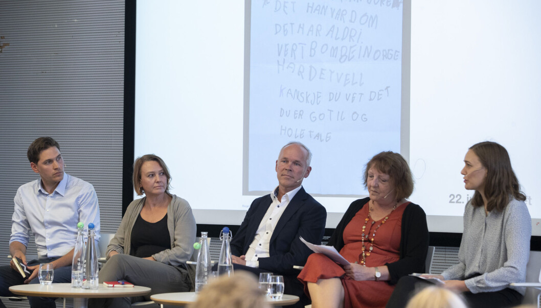 Jørgen Frydnes (f.v.), daglig leder Utøya, professor Trine Anker, Kunnskaps-og integreringsminister Jan Tore Sanner, Lisbeth Røyneland, leder Den nasjonale støttegruppen og Ina Libak, leder AUF under markeringen: 22.juli-Minne og læring 8 år etter på senteret søndag Foto: (Terje Bendiksby / NTB scanpix) Jørgen Frydnes (f.v.), daglig leder Utøya, professor Trine Anker, Kunnskaps-og integreringsminister Jan Tore Sanner, Lisbeth Røyneland, leder Den nasjonale støttegruppen og Ina Libak, leder AUF under markeringen: 22.juli-Minne og læring 8 år etter på senteret søndag Foto: (Terje Bendiksby / NTB scanpix)