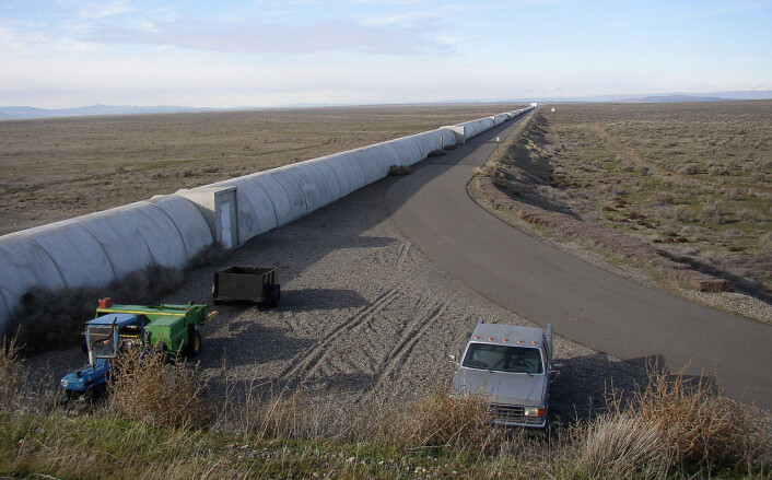 Lyset i LIGO splittes og går gjennom to fire kilometer lang tunneler fra lyskilden til et speil og tilbake til detektoren. Her er den nordre tunnelen på anlegget i Hanford, nær Richland i staten Washington, nordvest i USA. Et tilsvarende anlegg ligger i Livingston, Lousiana. (Foto: Umptanum, Wikimedia Commons) Lyset i LIGO splittes og går gjennom to fire kilometer lang tunneler fra lyskilden til et speil og tilbake til detektoren. Her er den nordre tunnelen på anlegget i Hanford, nær Richland i staten Washington, nordvest i USA. Et tilsvarende anlegg ligger i Livingston, Lousiana. (Foto: Umptanum, Wikimedia Commons)