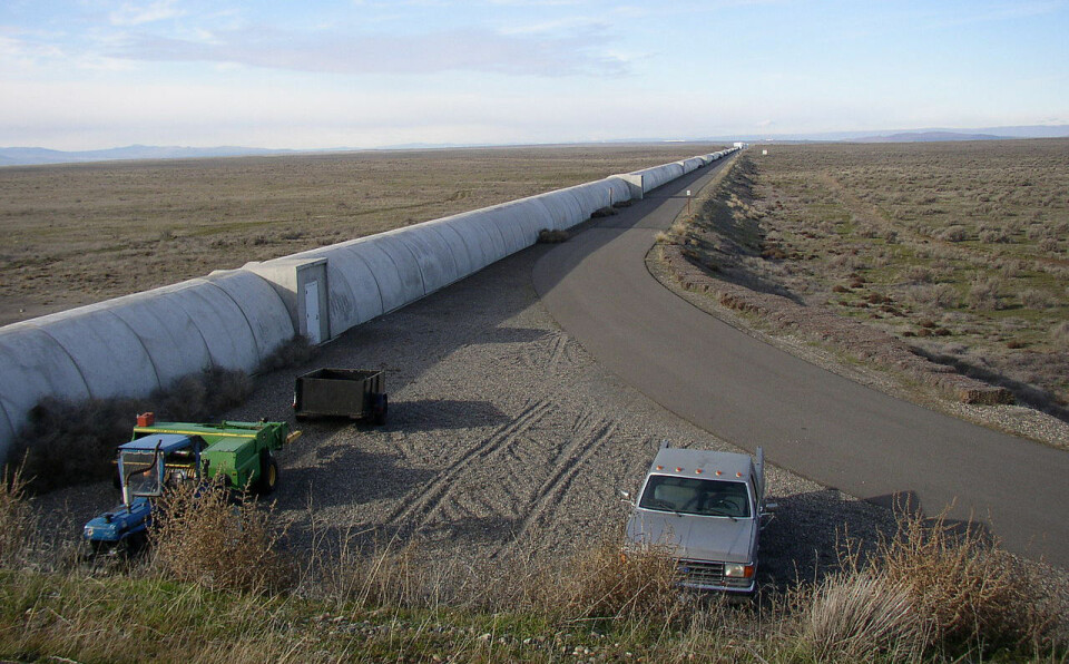 Lyset i LIGO splittes og går gjennom to fire kilometer lang tunneler fra lyskilden til et speil og tilbake til detektoren. Her er den nordre tunnelen på anlegget i Hanford, nær Richland i staten Washington, nordvest i USA. Et tilsvarende anlegg ligger i Livingston, Lousiana. (Foto: Umptanum, Wikimedia Commons)