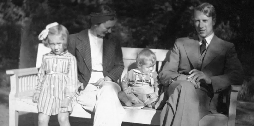 Ole Didrik Lærum så sjelden sin far, som var lungelege og engasjerte seg sterkt i kampen mot tuberkolosen. Her er han sammen med sine foreldre en søster i Bergen i 1941. (Foto: Privat)