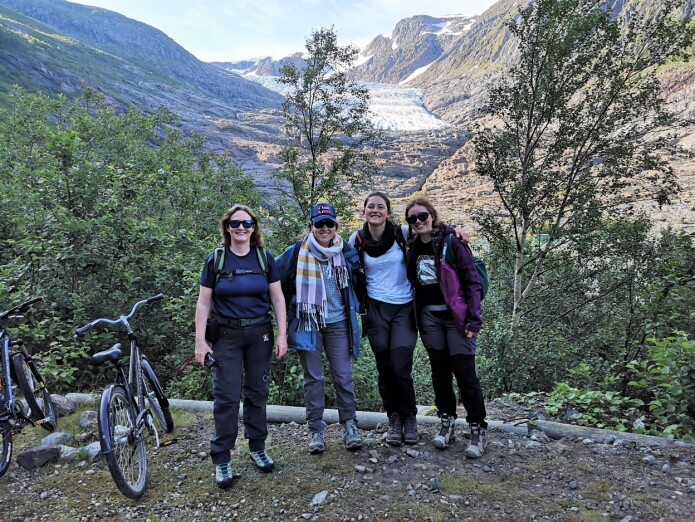 Ready to begin our hike. (Photo: Guro Kvalnes) Ready to begin our hike. (Photo: Guro Kvalnes)
