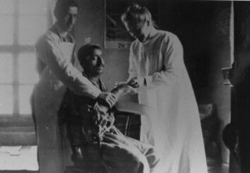 Bodil Biørn og assistent Ruben i poliklinikken. (Foto: (Bildeutlån: Riksarkivet)) Bodil Biørn og assistent Ruben i poliklinikken. (Foto: (Bildeutlån: Riksarkivet))