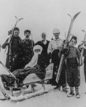 Bodil Biørn og ekteparet von Dobbeler på skitur med armenske hjelpere. (Foto: (Bildeutlån: Riksarkivet)) Bodil Biørn og ekteparet von Dobbeler på skitur med armenske hjelpere. (Foto: (Bildeutlån: Riksarkivet))