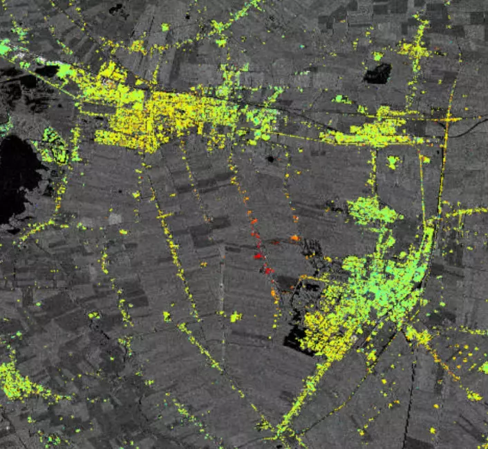 Nedsynking (rødt) og stabil overflate (grønt) rundt en saltgruve i Veendam, nordøst i Nederland. (Foto: Modified Copernicus Sentinel data (2014–16), processed by ESA SEOM INSARAP study/PPO.labs /Norut/NGU)