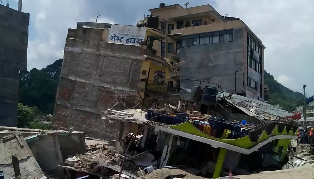 Jordskjelvet i Nepal 25. april 2015 var av styrke rundt 8 på en skala fra 1 til 9. Bygninger ble ødelagt, som her i hovedstaden Katmandu. Tross store forskyvninger i undergrunnen oppstod ikke sprekker på overflaten. Det tyder på at spenningene ikke ble helt utløst, ifølge en artikkeli tidsskriftet Nature Geoscience.  (Foto: Manju Shakya, Creative Commons Attribution-Share Alike 4.0 International license)