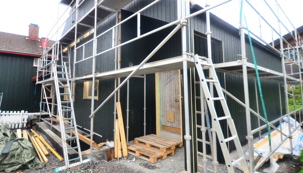 Fra gammeldags til moderne: Snart er dette huset ferdig rehabilitert og skal ha samme standard som et nytt hus både når det gjelder komfort, inneklima og energiforbruk. (Foto: Lisbet Jære) Fra gammeldags til moderne: Snart er dette huset ferdig rehabilitert og skal ha samme standard som et nytt hus både når det gjelder komfort, inneklima og energiforbruk. (Foto: Lisbet Jære)