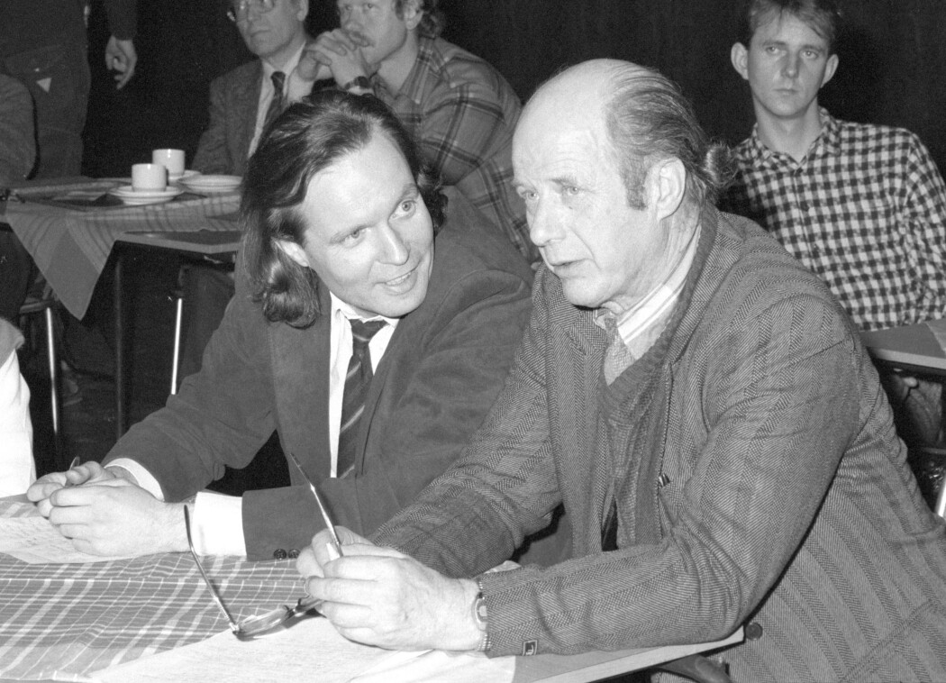 Voldsforskerne Gunnar Nordhus (t.v.) og Edvard Vogt ga i 1981 ut den populærvitenskapelige boken «Volden og dens ofre», som handlet om politivold i Bergen. (Foto: Morten Hval / NTB scanpix) Voldsforskerne Gunnar Nordhus (t.v.) og Edvard Vogt ga i 1981 ut den populærvitenskapelige boken «Volden og dens ofre», som handlet om politivold i Bergen. (Foto: Morten Hval / NTB scanpix)