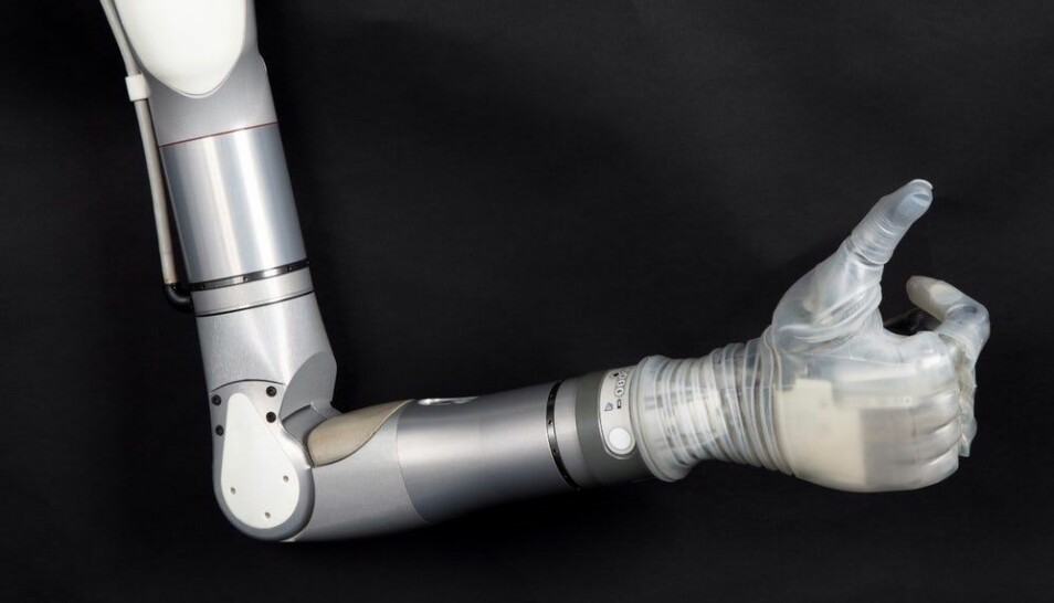 Tommel opp for protesearmen LUKE. (Foto: Modius Bionics)