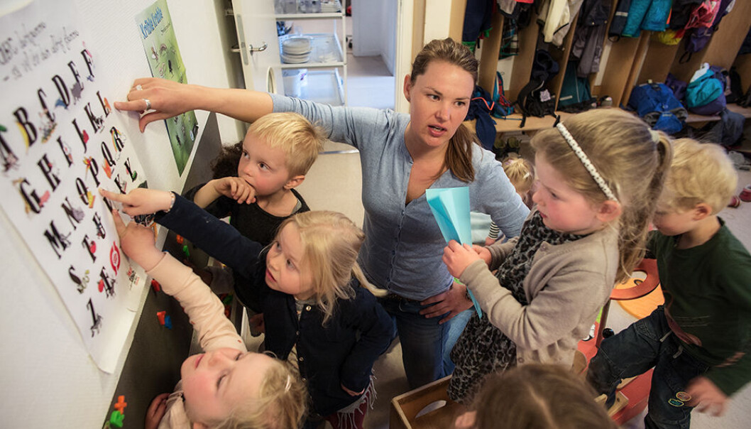Pedagog Sandra Nielsen og hennes kollegaer i barnehagen Peters Hus i København ble pålagt av kommunen å delta i forskningsprosjekt de selv mente var basert på feil pedagogisk grunnsyn. (Foto: Alf Ove Hansen) Pedagog Sandra Nielsen og hennes kollegaer i barnehagen Peters Hus i København ble pålagt av kommunen å delta i forskningsprosjekt de selv mente var basert på feil pedagogisk grunnsyn. (Foto: Alf Ove Hansen)
