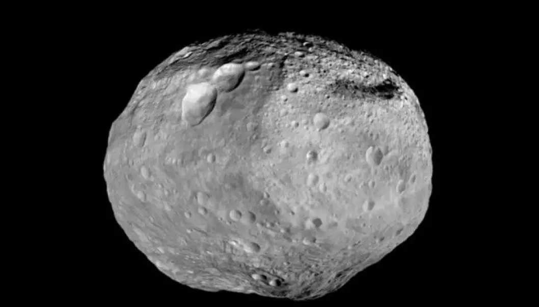 Asteroiden «4 Vesta» er for liten til å være helt rund. (Foto: NASA/JPL-Caltech/UCAL/MPS/DLR/IDA)