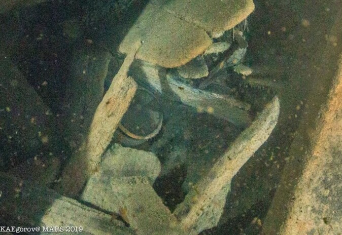 En leirgryte anes gjennom et av hullene i skroget. (Foto: Kirill Egorov/Ocean Discovery/Mars Project) En leirgryte anes gjennom et av hullene i skroget. (Foto: Kirill Egorov/Ocean Discovery/Mars Project)