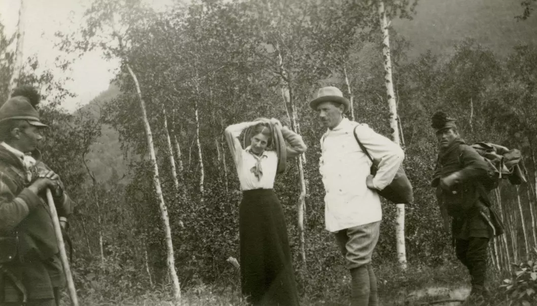 Antropolog og geolog Väinö Tanner med kone på feltarbeid blant skoltesamer. Han lovpriste levesettet deres, likevel mente han at han selv visste bedre enn samene hvordan de burde leve. (Foto: Ukjent)