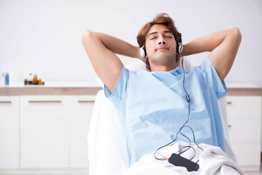 Musikk kan dempe angst og nervøsitet om lag like godt som medisiner før en operasjon, viser ny studie. (Foto: Elnur / Shutterstock / NTB scanpix)