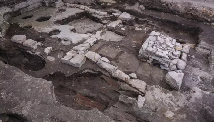 Arkeologene fant spor etter hele fem versjoner av Klemenskirken. Hver kirke ble bygd videre på den forrige. Foto: NIKU