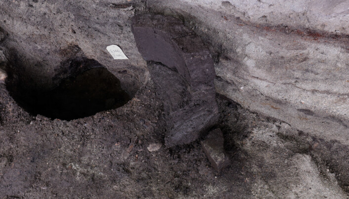 Rundt stolpene i den eldste kirken fantes det deler fra en døpefont tilvirket av lokal kleberstein. Foto: Anna K. Wändahl, NIKU Rundt stolpene i den eldste kirken fantes det deler fra en døpefont tilvirket av lokal kleberstein. Foto: Anna K. Wändahl, NIKU