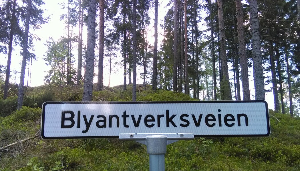 I Blyantverksveien finner vi Norges eldste grafittgruve. (Foto: Ane K. Engvik) I Blyantverksveien finner vi Norges eldste grafittgruve. (Foto: Ane K. Engvik)