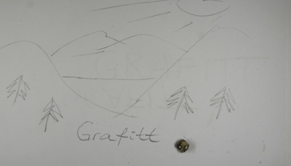 Å skrive med stein – fritt inspirert av feltarbeidet ved Bjørnåsvannet – grafitt krystallen nederst til høyre. (Foto: Håvard Gautneb)