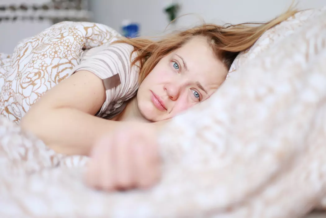 Når man har holdt seg våken i mer enn et døgn, er det veldig lett å sovne, og de fleste sover en hel natt uten å våkne. (Foto: OKcamera / Shutterstock / NTB scanpix)