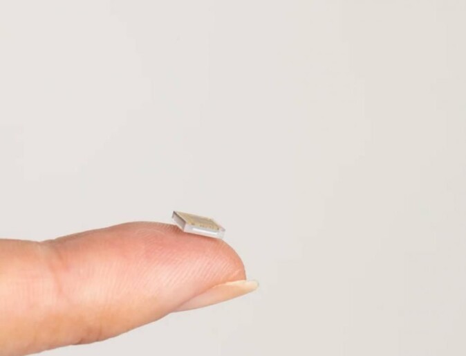 Elon Musks bedrift Neuralink offentliggjorde nylig størrelsen på sin nyeste chip, som de utvikler på i håp om å kunne koble hjernen sammen med en datamaskin. (Foto: Neuralink) Elon Musks bedrift Neuralink offentliggjorde nylig størrelsen på sin nyeste chip, som de utvikler på i håp om å kunne koble hjernen sammen med en datamaskin. (Foto: Neuralink)