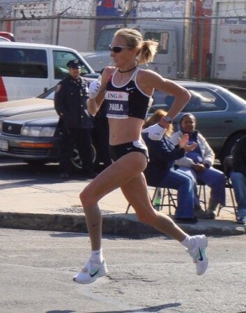 Britiske Paula Radcliffe holder verdensrekorden på maraton. Den satte hun under London Maraton i 2003, med tiden 2.15.25. (kilde: https://no.wikipedia.org/wiki/Paula_Radcliffe.) (Foto: Ed Costello/Wikimedia commons.) Britiske Paula Radcliffe holder verdensrekorden på maraton. Den satte hun under London Maraton i 2003, med tiden 2.15.25. (kilde: https://no.wikipedia.org/wiki/Paula_Radcliffe.) (Foto: Ed Costello/Wikimedia commons.)