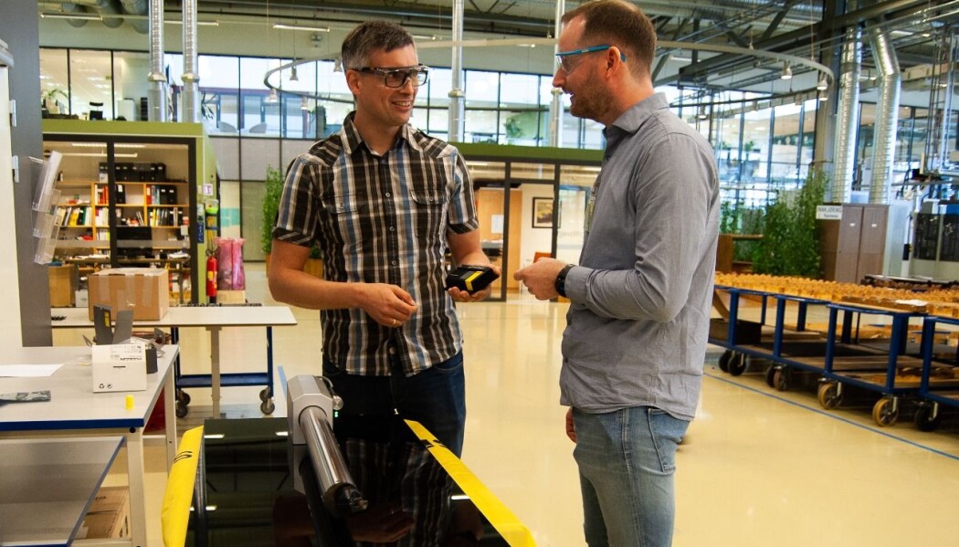 Her viser prosjektleder Tormod Jensen (til venstre) og SINTEF-forsker Terje Mugaas frem et verktøy med den nye teknologien. (Foto: Håvard Egge.) Her viser prosjektleder Tormod Jensen (til venstre) og SINTEF-forsker Terje Mugaas frem et verktøy med den nye teknologien. (Foto: Håvard Egge.)
