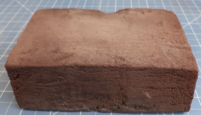 Murstein av kunstig regolitt etterlikner materialet som dekker månens overflate. (Foto: ESA/Azimut Space) Murstein av kunstig regolitt etterlikner materialet som dekker månens overflate. (Foto: ESA/Azimut Space)