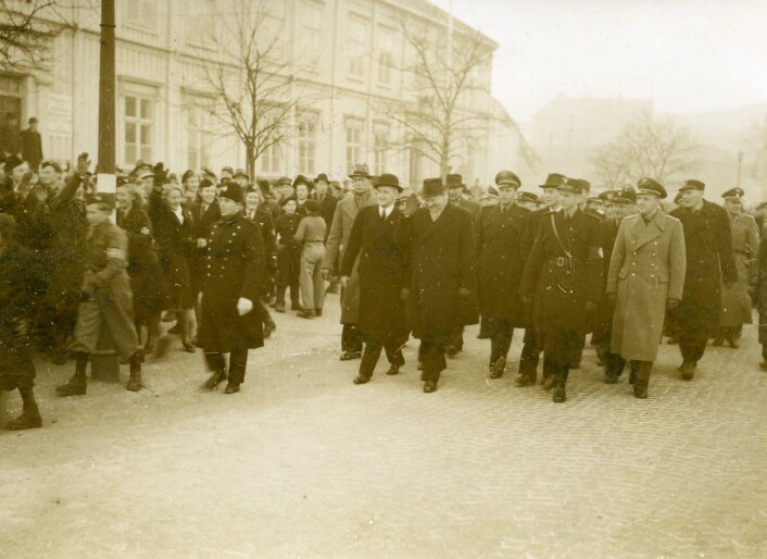 Quisling og partitopper hilses med «heil og sæl!» under et besøk i Trondheim 1941. (Foto: Riksarkivet/Wikimedia) Quisling og partitopper hilses med «heil og sæl!» under et besøk i Trondheim 1941. (Foto: Riksarkivet/Wikimedia)