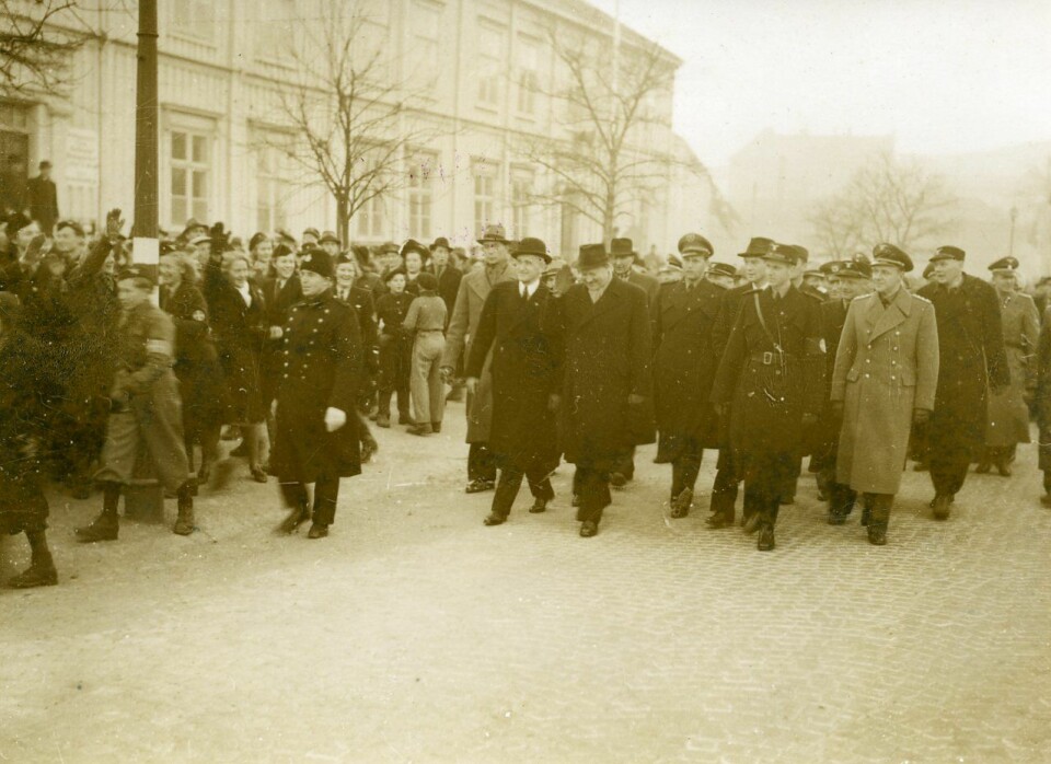 Quisling og partitopper hilses med «heil og sæl!» under et besøk i Trondheim 1941. (Foto: Riksarkivet/Wikimedia)