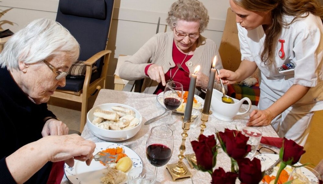 For pasienter ved et sykehjem er det viktig at de får servert mat de er vant med og mat de liker. Underernæring er et stort problem ved norske sykehjem. Beboerne ved Parkgården sykehjem på Hamar får varm mat to ganger om dagen og vin til maten for dem som ønsker det. (Foro: Espen Braata, NTB scanpix) For pasienter ved et sykehjem er det viktig at de får servert mat de er vant med og mat de liker. Underernæring er et stort problem ved norske sykehjem. Beboerne ved Parkgården sykehjem på Hamar får varm mat to ganger om dagen og vin til maten for dem som ønsker det. (Foro: Espen Braata, NTB scanpix)