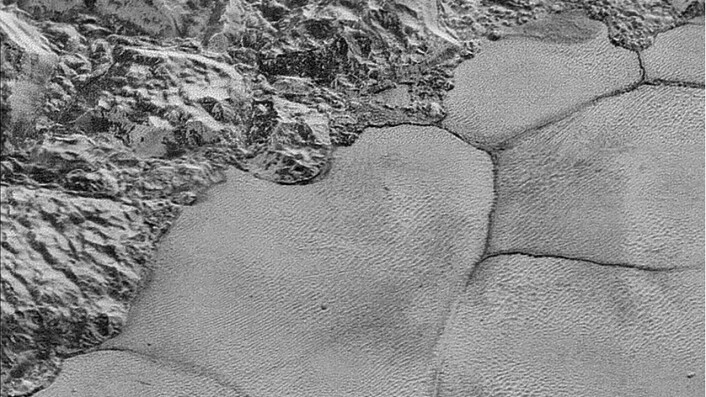 Forskere tror effekten som har laget dette mønsteret ligner litt på det som skjer inne i en lavalampe. (Foto: NASA/JHUAPL/SwRI) Forskere tror effekten som har laget dette mønsteret ligner litt på det som skjer inne i en lavalampe. (Foto: NASA/JHUAPL/SwRI)