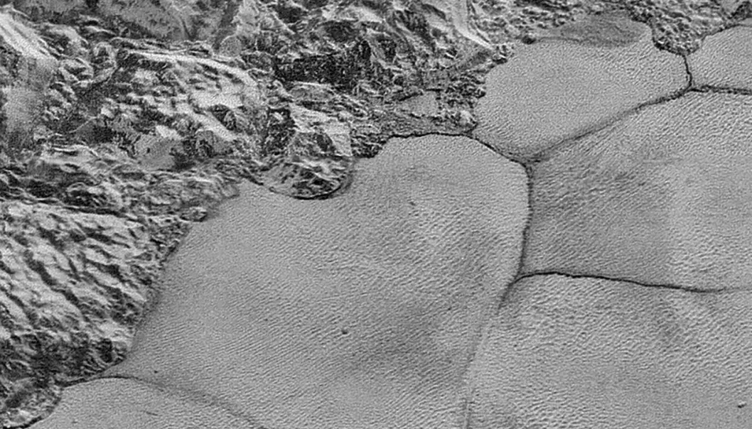 Hva kan dette merkelige mønsteret på Pluto skyldes?