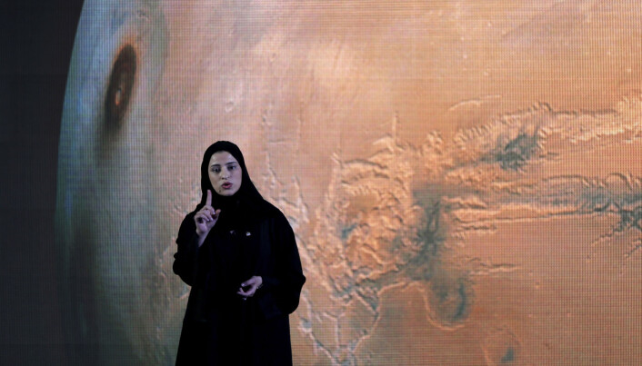 Sarah Amiri er nestleder for De forente arabiske emiraters marsferd, her forteller hun om planene. (Foto: Kamran Jebreili/ AP/ NTB Scanpix) Sarah Amiri er nestleder for De forente arabiske emiraters marsferd, her forteller hun om planene. (Foto: Kamran Jebreili/ AP/ NTB Scanpix)