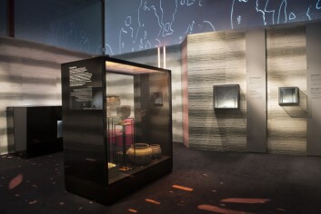 I midten av rommet hvor Arkeologisk museum stiller ut menneskelevninger, står krukkene som det er funnet brente bein i. (Foto: Terje Tveit, Arkeologisk museum, UiS) I midten av rommet hvor Arkeologisk museum stiller ut menneskelevninger, står krukkene som det er funnet brente bein i. (Foto: Terje Tveit, Arkeologisk museum, UiS)