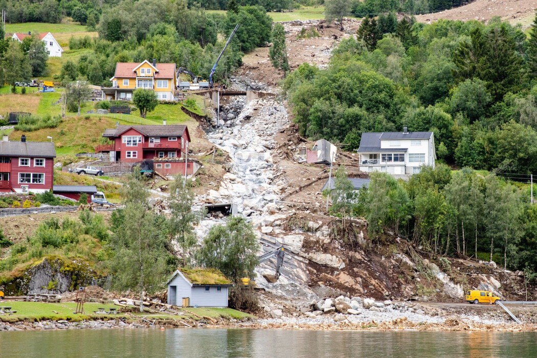 Et jordras gikk mellom husene i Vassenden i Jølster kommune. Forskere frykter flere slike ras som følge av klimaendringene. (Foto: Audun Braastad, NTB )scanpix Et jordras gikk mellom husene i Vassenden i Jølster kommune. Forskere frykter flere slike ras som følge av klimaendringene. (Foto: Audun Braastad, NTB )scanpix