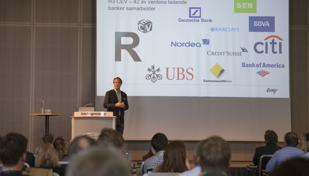 Jarle Holm forteller en fullsatt sal på Spennkonferansen 2016 om hvordan flere storbanker har gått sammen for å utnytte teknologien bak Bitcoin. (Foto: Marte Brennbakken/Netlife Research) Jarle Holm forteller en fullsatt sal på Spennkonferansen 2016 om hvordan flere storbanker har gått sammen for å utnytte teknologien bak Bitcoin. (Foto: Marte Brennbakken/Netlife Research)