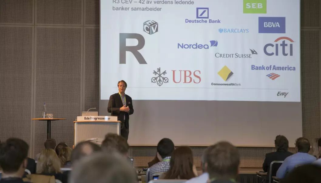 Jarle Holm forteller en fullsatt sal på Spennkonferansen 2016 om hvordan flere storbanker har gått sammen for å utnytte teknologien bak Bitcoin. (Foto: Marte Brennbakken/Netlife Research)