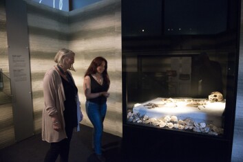 Elna Siv Kristoffersen (t.v) og Kristin Armstrong Oma ved skjelettet av Vistegutten. – Møter med fortidens mennesker er viktig for å forstå både forhistorien og vår samtid, mener de. (Foto: Terje Tveit, Arkeologisk museum, UiS) Elna Siv Kristoffersen (t.v) og Kristin Armstrong Oma ved skjelettet av Vistegutten. – Møter med fortidens mennesker er viktig for å forstå både forhistorien og vår samtid, mener de. (Foto: Terje Tveit, Arkeologisk museum, UiS)