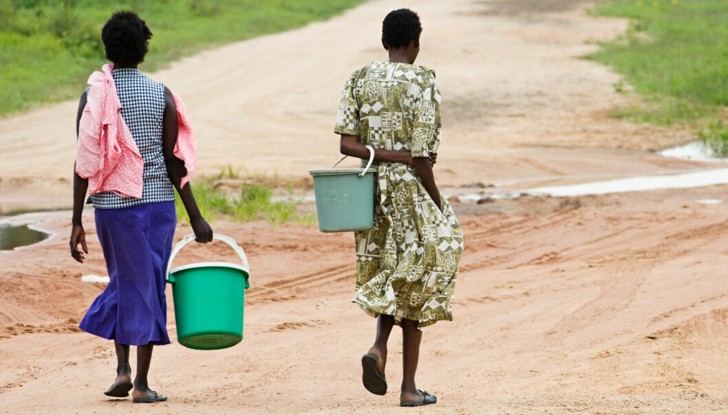 Det er kvinner som bruker mest tid på å hente vann. (Foto: Shutterstock)