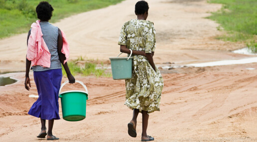 Kvinner går langt hver dag etter vann