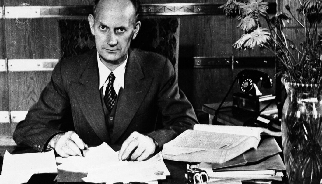 En ny bok om Gerhardsen og hans menn forteller spenningen mellom kommunisme og sosialdemokrati. Bildet viser den nyvalgte statsminister Einar Gerhardsen i 1945. (Foto: AP, NTB scanpix) En ny bok om Gerhardsen og hans menn forteller spenningen mellom kommunisme og sosialdemokrati. Bildet viser den nyvalgte statsminister Einar Gerhardsen i 1945. (Foto: AP, NTB scanpix)
