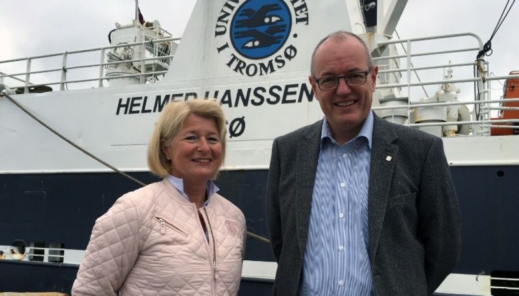 Anne Husebekk og Gunnar Bovim inngår en samarbeidsavtale mellom UiT og NTNU. Her er de ved UiT sitt forskningsfartøy "Helmer Hanssen". (Foto: Karine Nigar Aarskog) Anne Husebekk og Gunnar Bovim inngår en samarbeidsavtale mellom UiT og NTNU. Her er de ved UiT sitt forskningsfartøy "Helmer Hanssen". (Foto: Karine Nigar Aarskog)