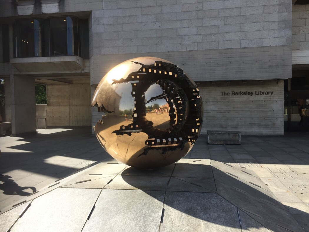 "Sphere Within Sphere" ved Trinity College, Dublin. (Foto: T. Wahl) "Sphere Within Sphere" ved Trinity College, Dublin. (Foto: T. Wahl)