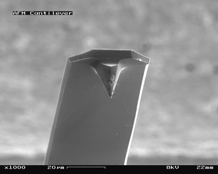 Et elektronmikroskop-bilde av den bittelille piggen som brukes i et atomkraftmikroskop. (Foto: Materialscientist/CC BY-SA 3.0) Et elektronmikroskop-bilde av den bittelille piggen som brukes i et atomkraftmikroskop. (Foto: Materialscientist/CC BY-SA 3.0)