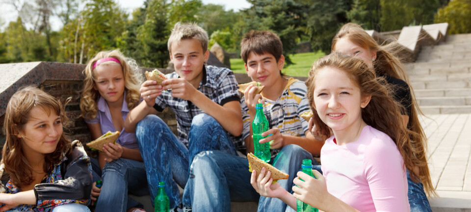 Hele seks av ti ungdommer mellom 16 og 18 år har syreskader på tennene. Syndebukken er ofte brus, juice, vin og sportsdrikker.  (Foto: 2xSamara.com, Shutterstock, NTB scanpix)