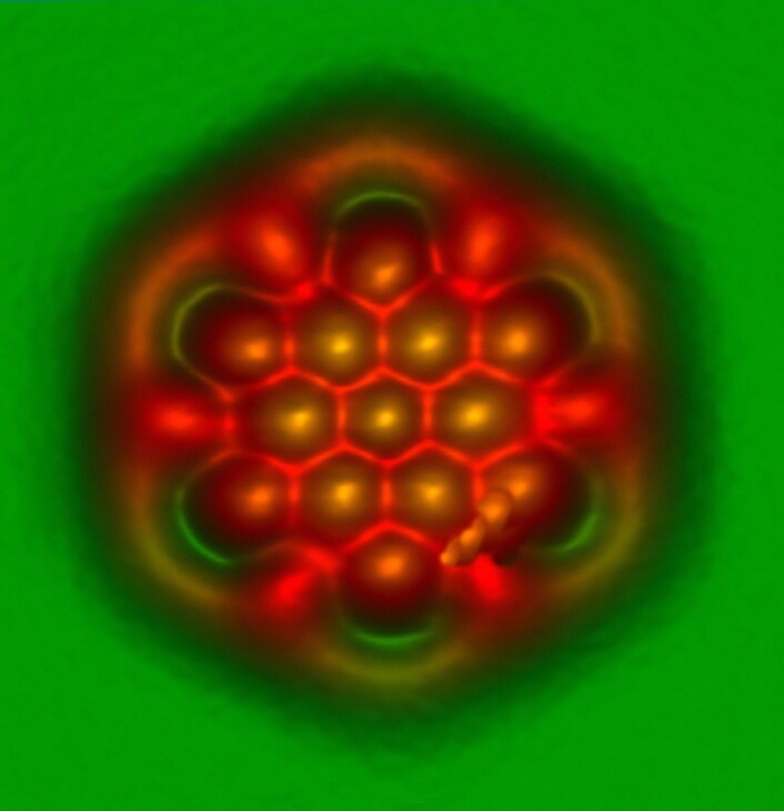 Et Hexabenzocorone-molekyl. Bildet er laget med et atomkraftmikroskop. (Foto: Science Photo Library/NTB Scanpix) Et Hexabenzocorone-molekyl. Bildet er laget med et atomkraftmikroskop. (Foto: Science Photo Library/NTB Scanpix)